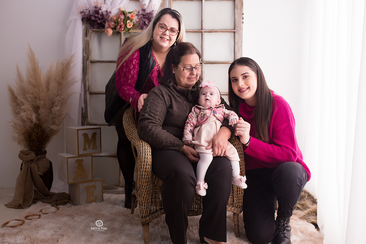 a a vo segura a neta para as fotos de dia das maes 2021