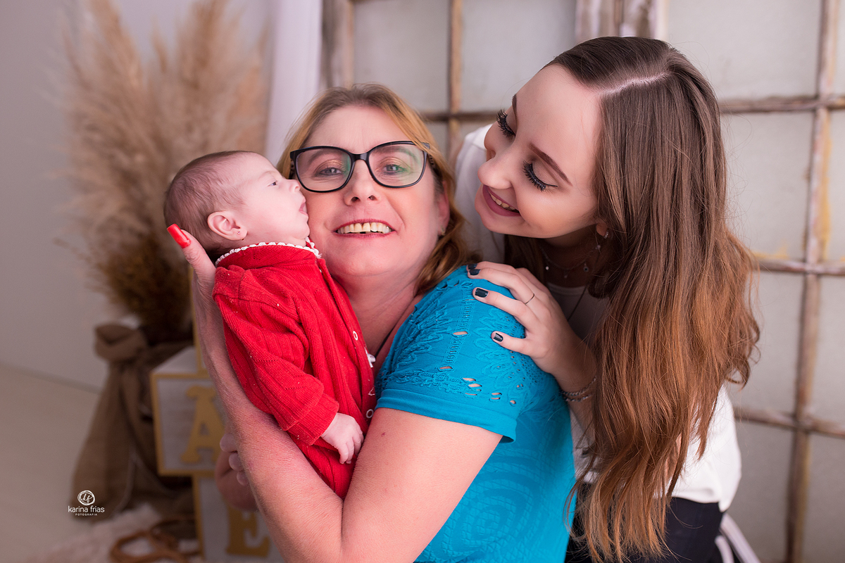 as modelos sorriem para as fotos de dia das mães 