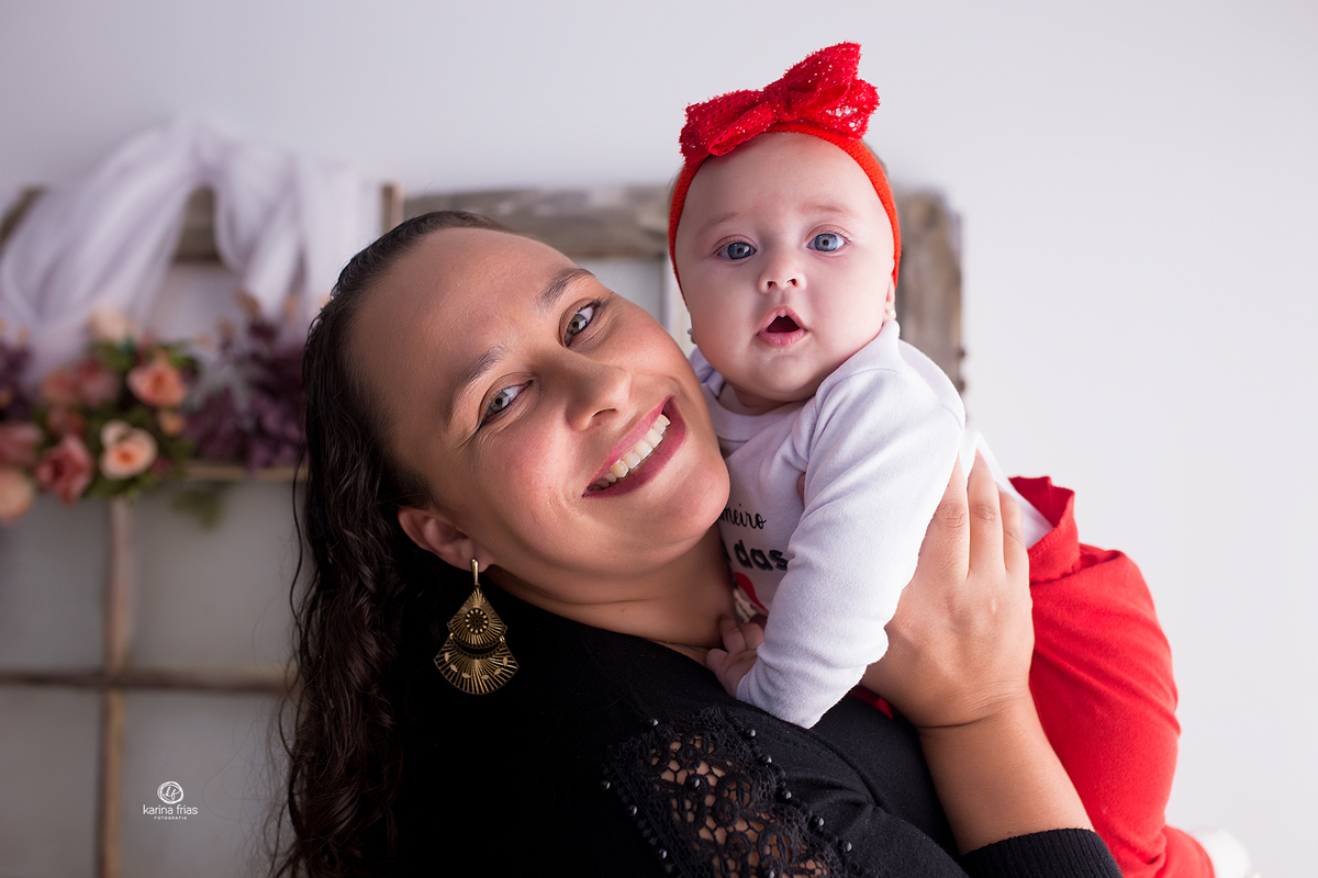 as modelos olham para a fotografa de bebes de caxias do sul, karina frias