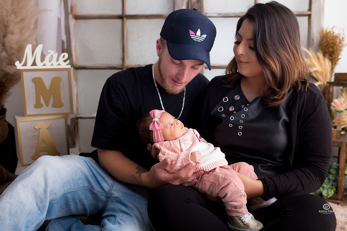 os pais olham para a filha no ensaio de dia das mães 2021