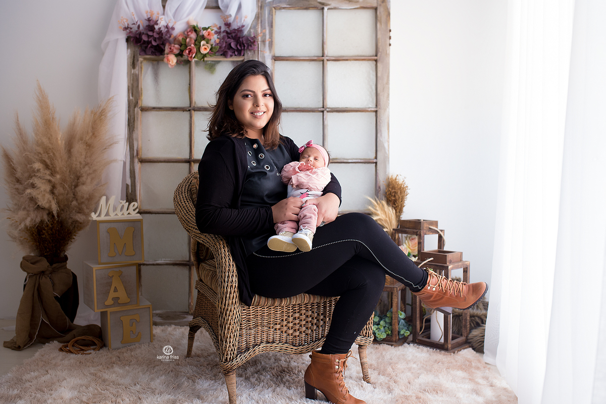 a mae segura a bebe no colo na sessão em estudio