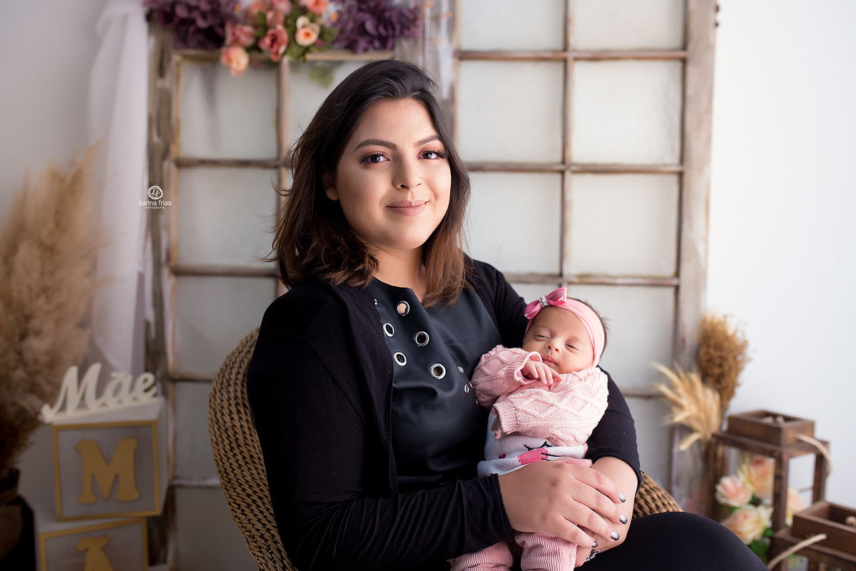 no ensaio de dia das maes a mae olha para a fotografa karina frias