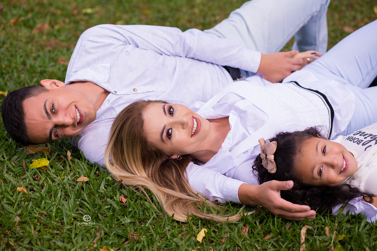 a familia esta deitada para as fotos