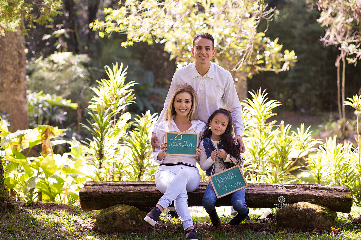 no ensaio de familia levamos plaquinhas como acessorios