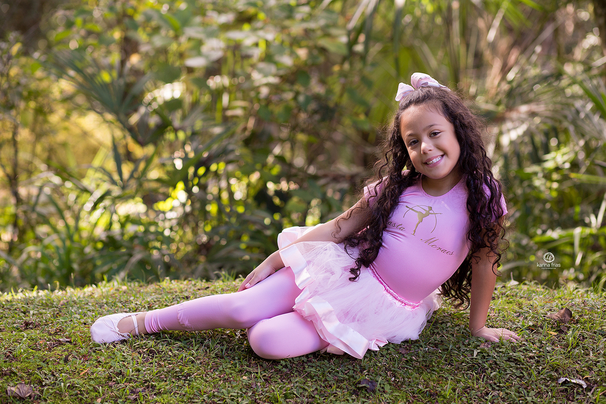 a menina esta vestida de bailarina para o book de familia