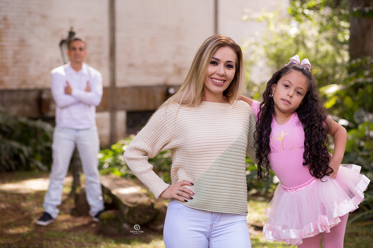 as modelos olham para a fotografa de familia de caxias do sul, karina frias