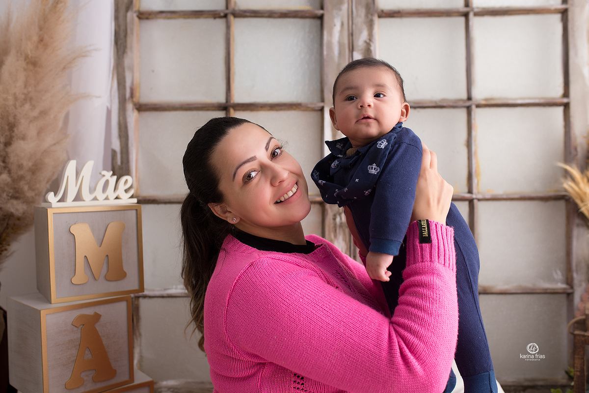 no ensaio de dia das mães a mãe levanta o bebe