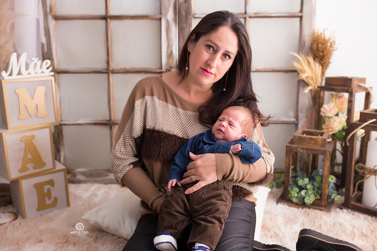 a mae olha para a fotografa de familia de caxias do sul, karina frias