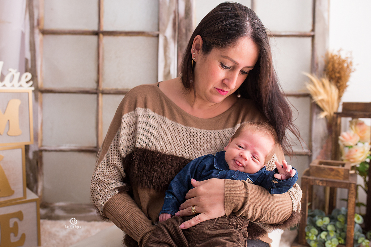 o menino mostra a lingua no cenario de dia das maes