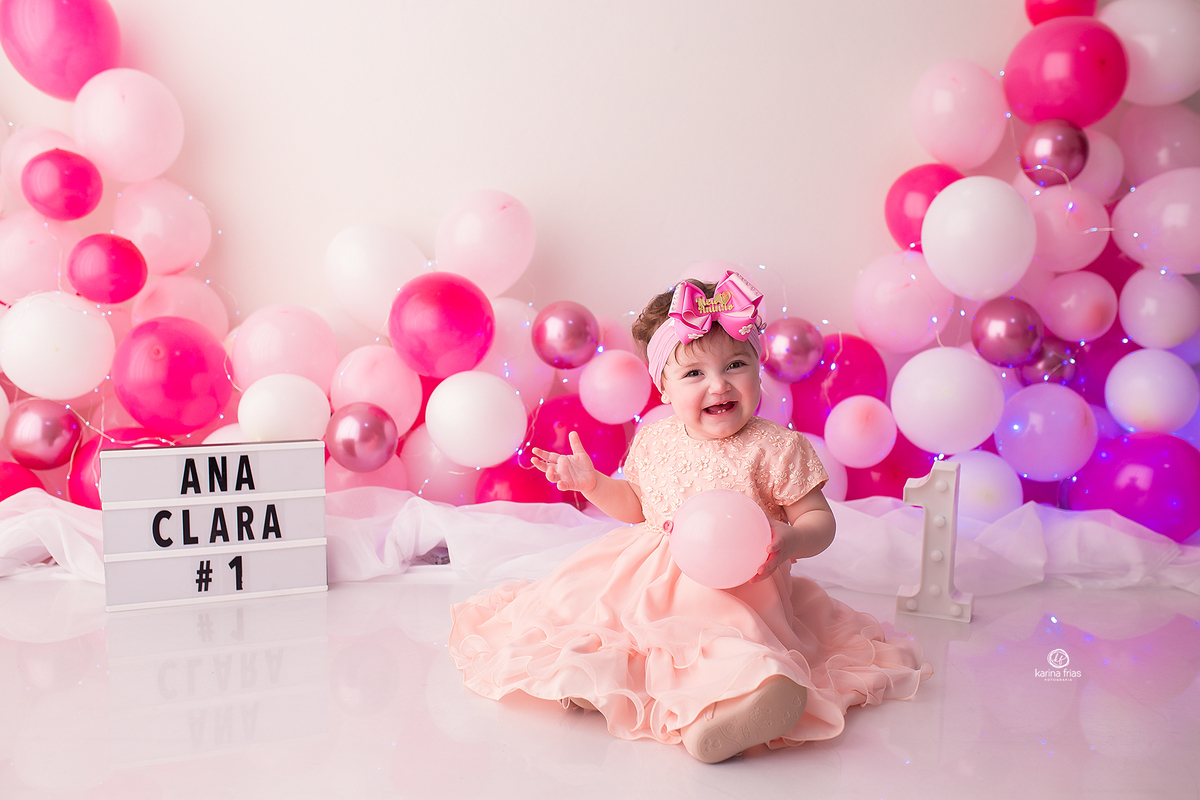 a menina esta no cenario de smash com baloes