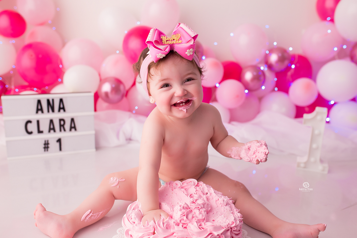 a menina poe a mao no bolo para as fotos do smash