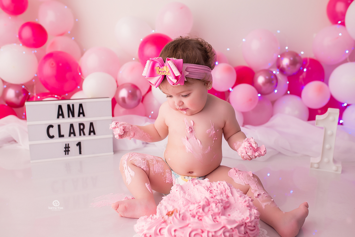 a menina esta lambuzada no ensaio smash the cake