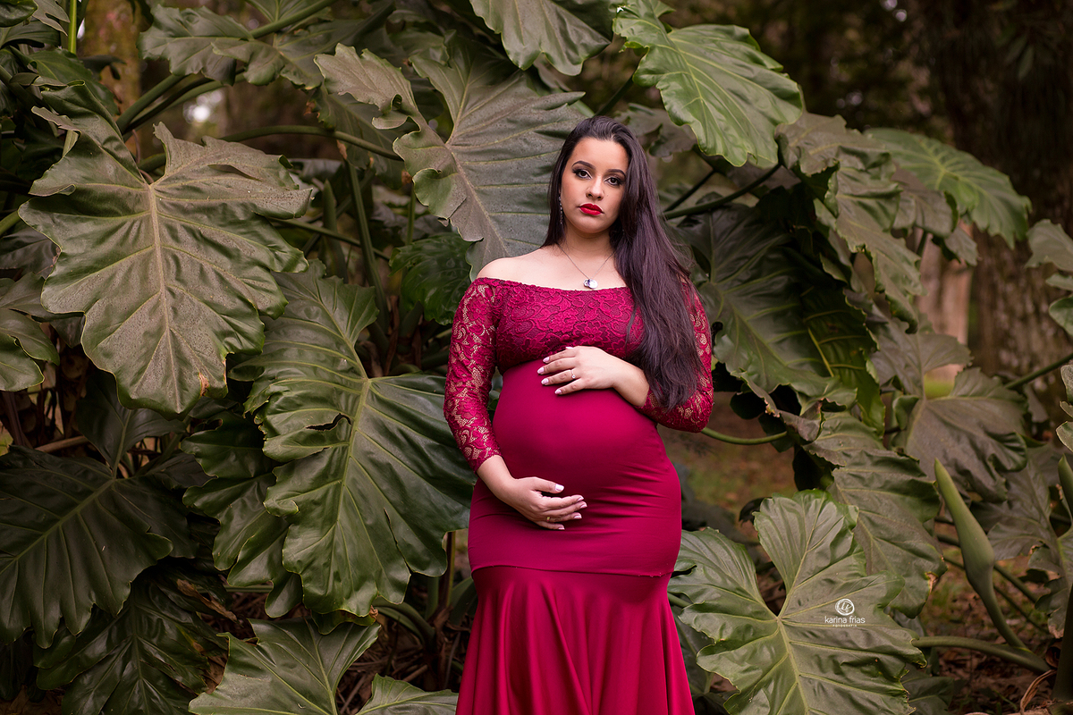 no ensaio externo de gestante a modelo olha para a fotografa de caxias do sul, karina frias