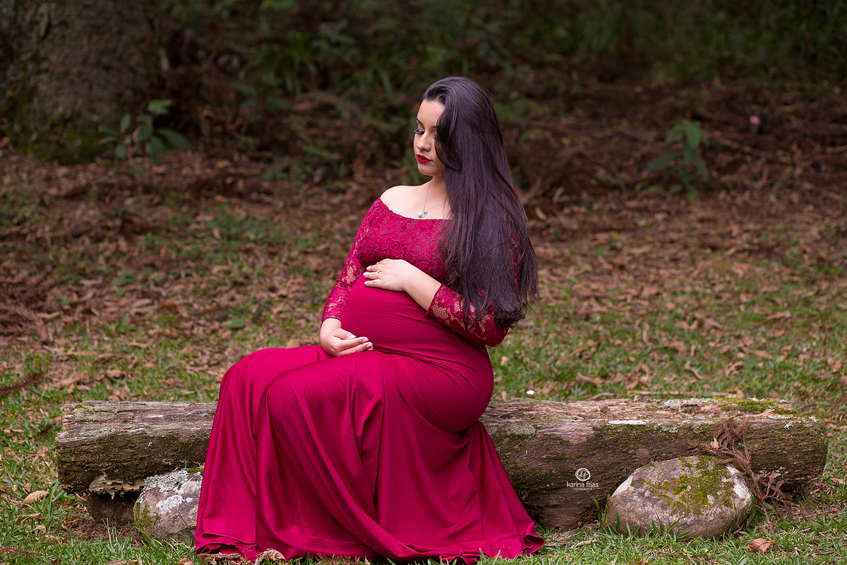 na sessão de gestante, a modelo esta sentada