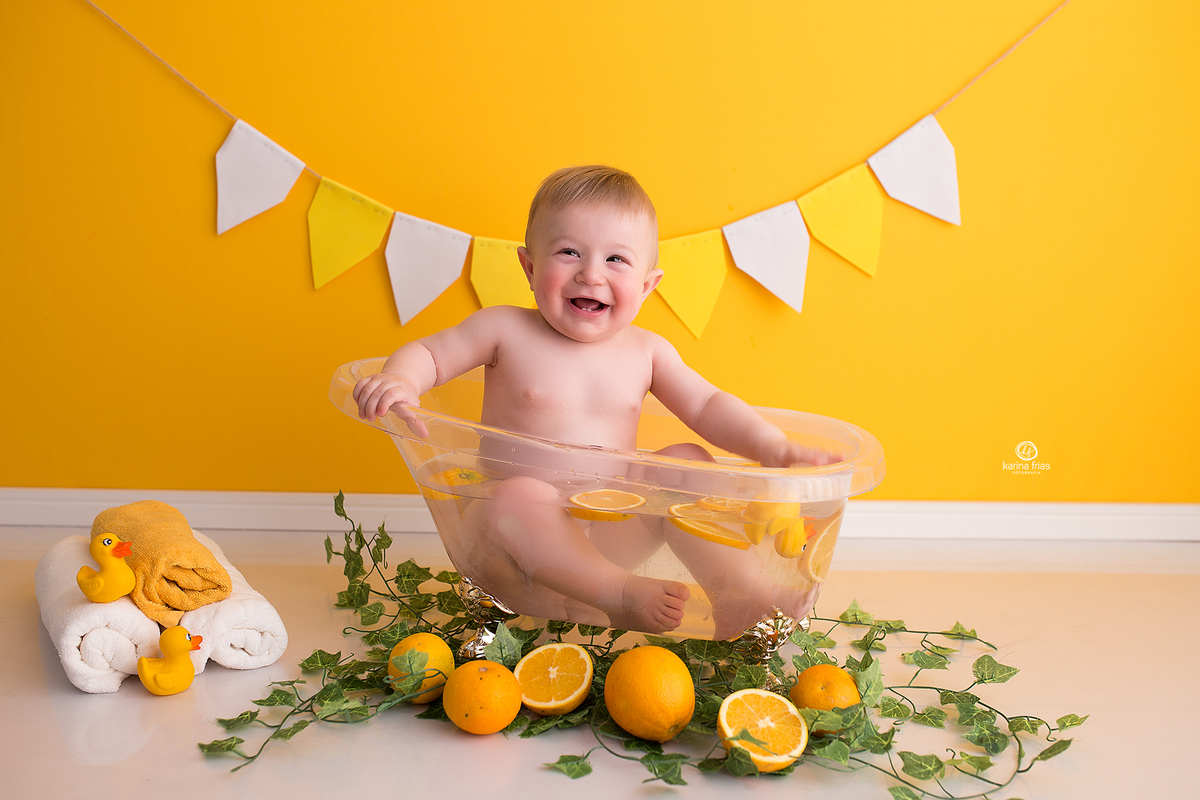o bebe esta na banheira para a sessão de fotos