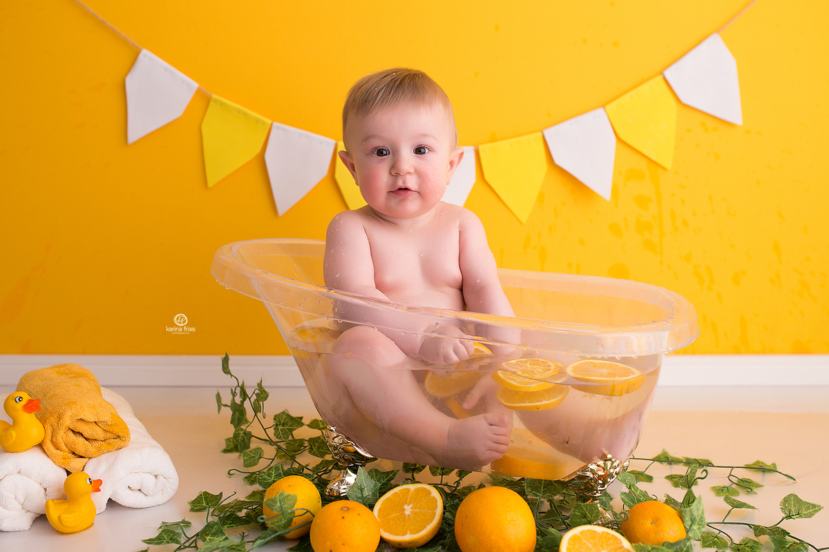 o menino se molha na sessão da banheira
