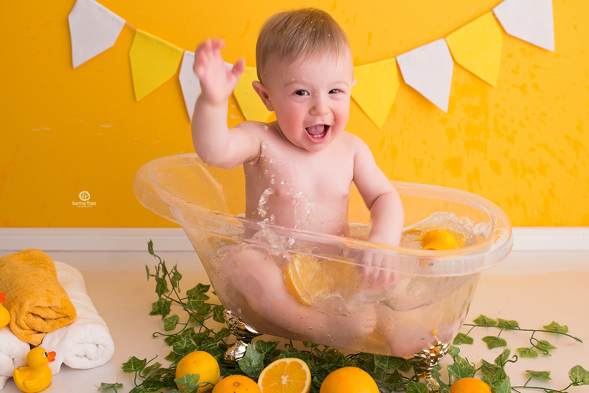 no ensaio da banheira o bebe joga agua fora