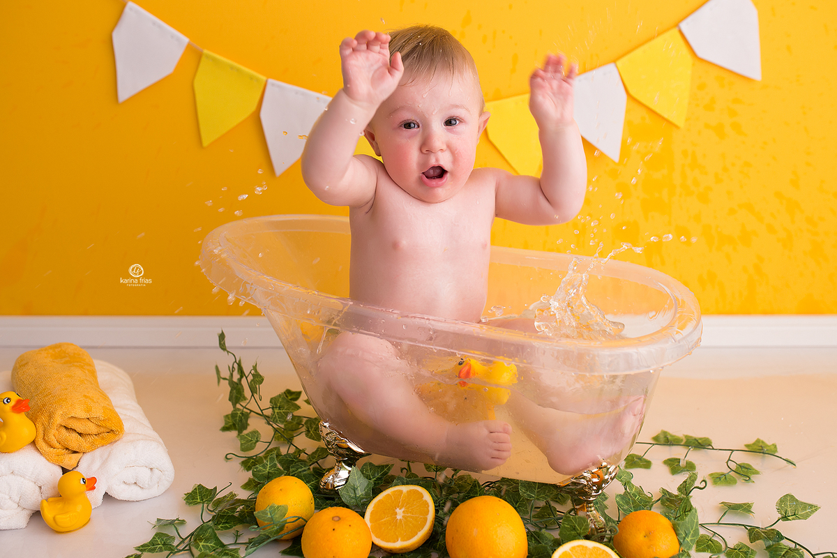 o menino se diverte na sessão com agua