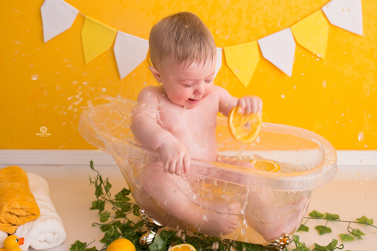 o menino joga a agua da banheira para fora
