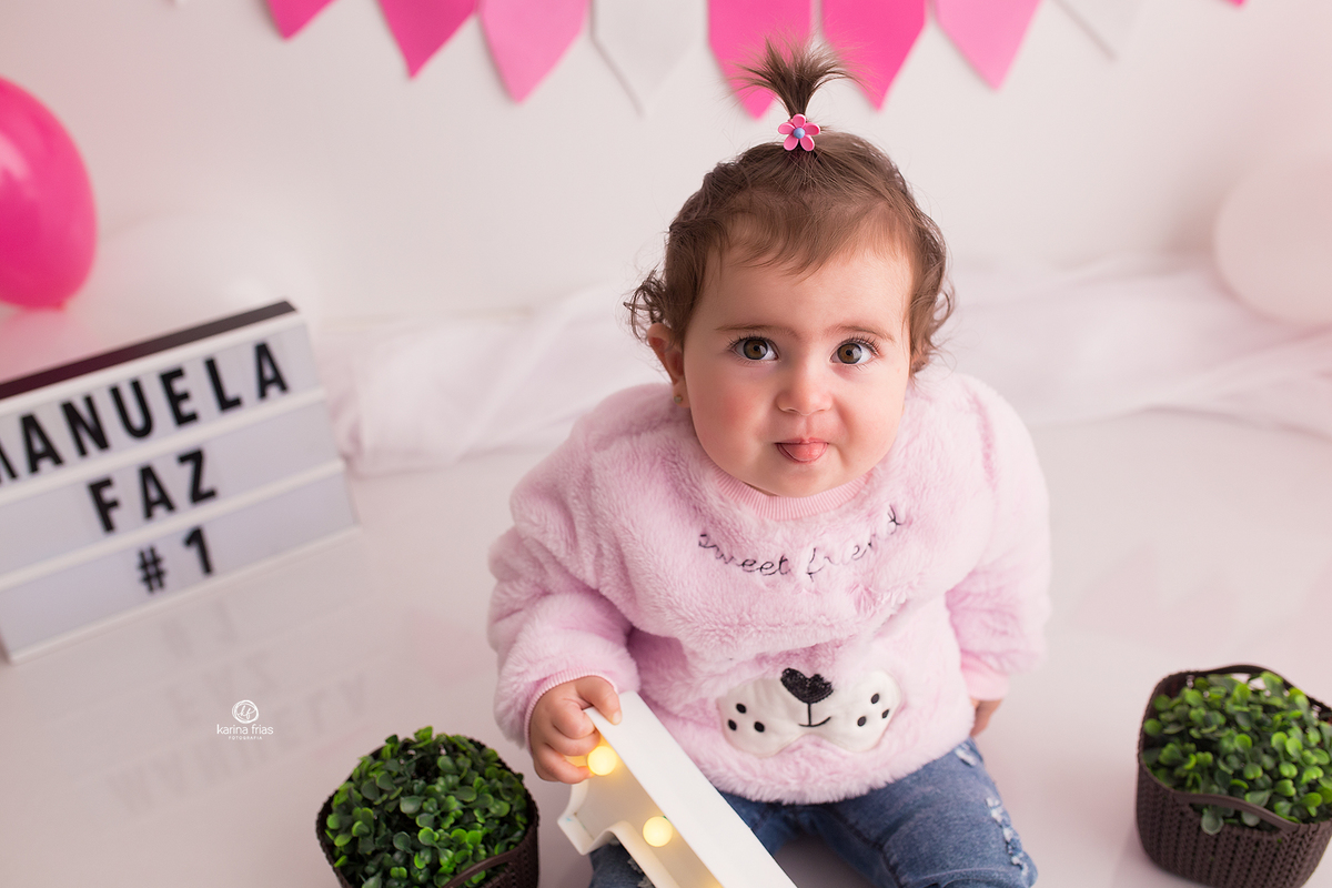 no ensaio smash a bebe mostra a lingua