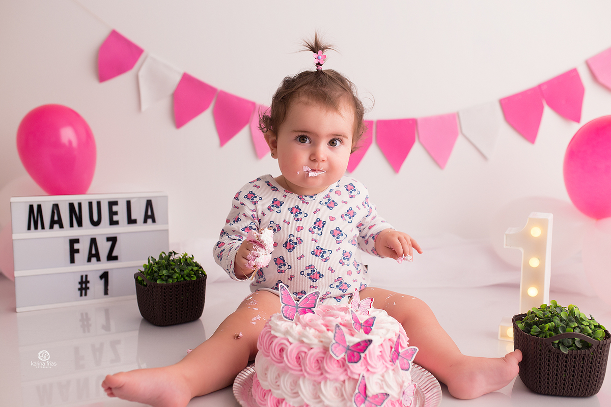 a menina se lambuza no bolo para as fotos 