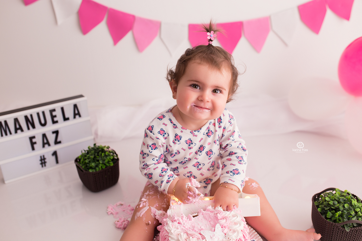 a menina sorri para a fotografa de bebes de caxias do sul, karina frias