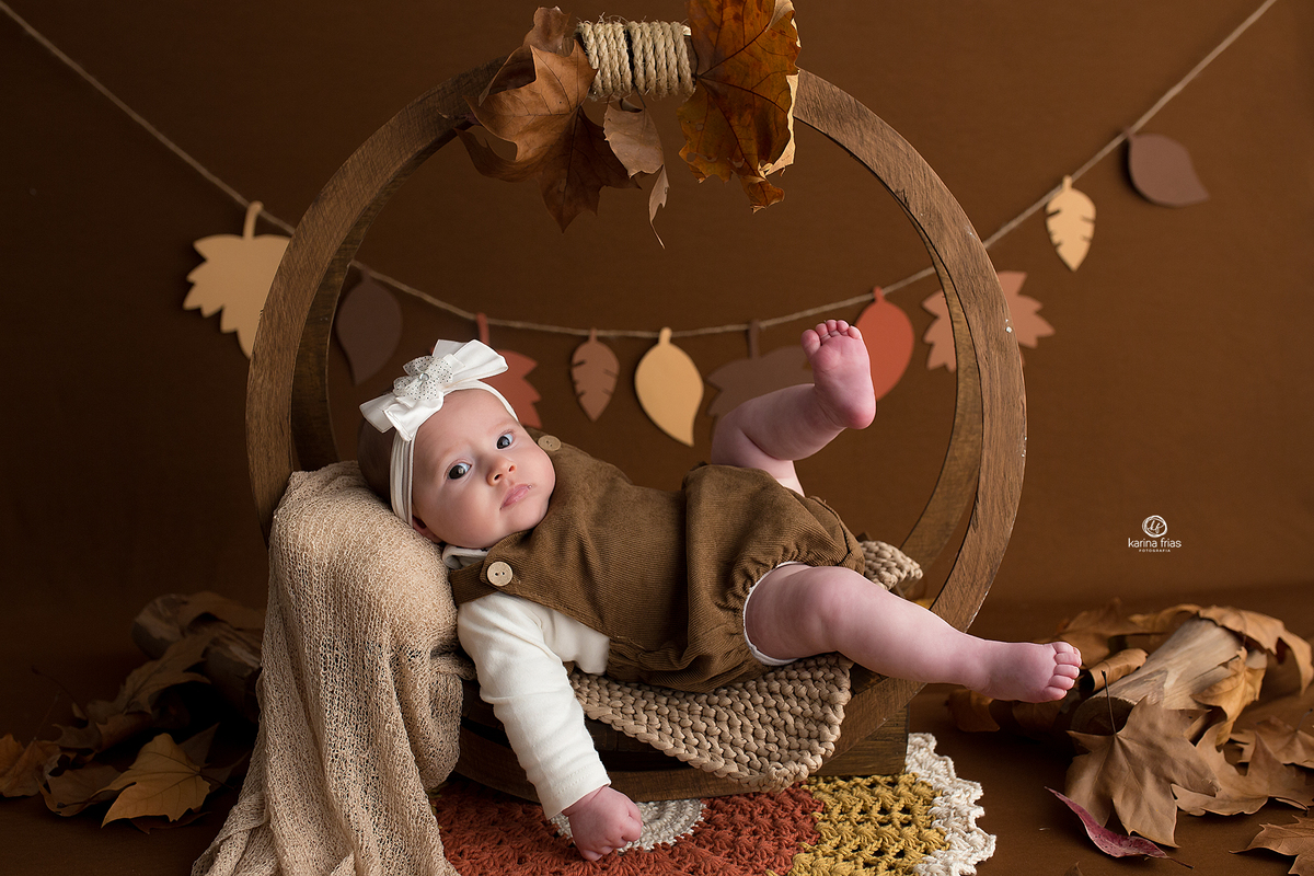 a menina esta olhando para a fotografa de bebes de caxias do sul, karina frias