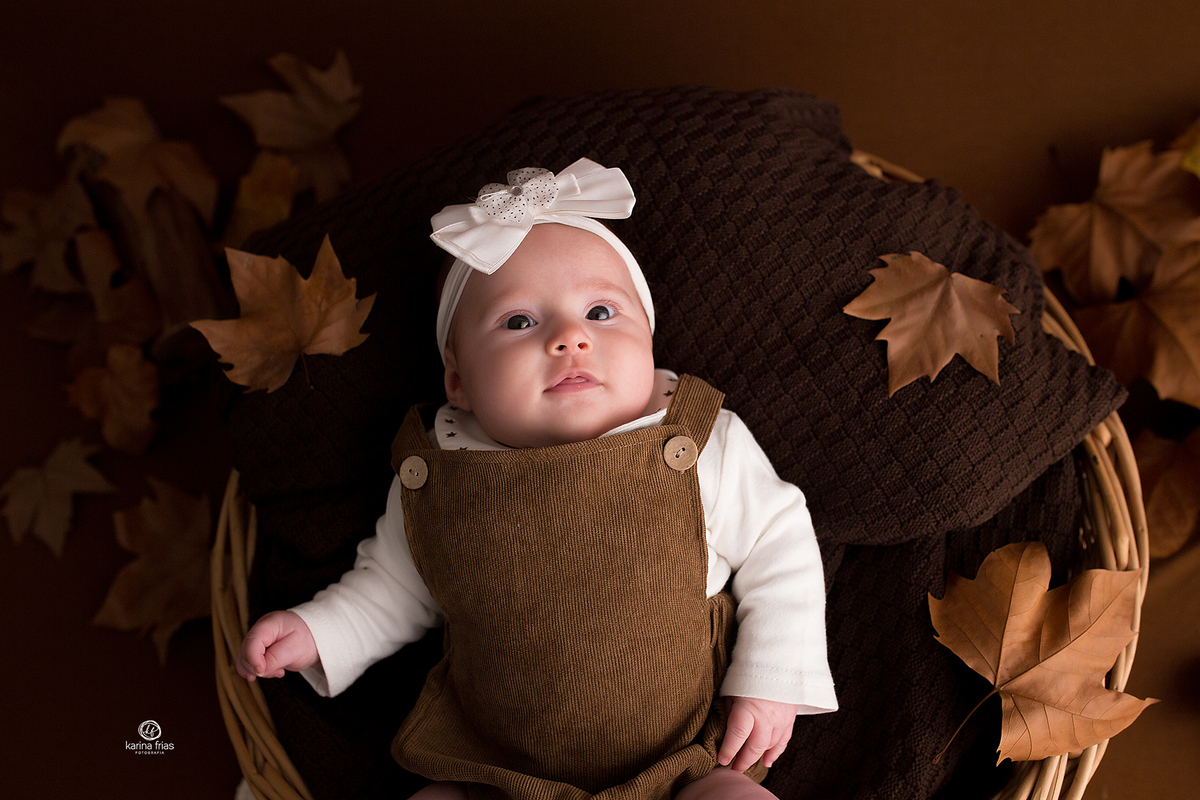 a bebe sorri no ensaio de 03 meses