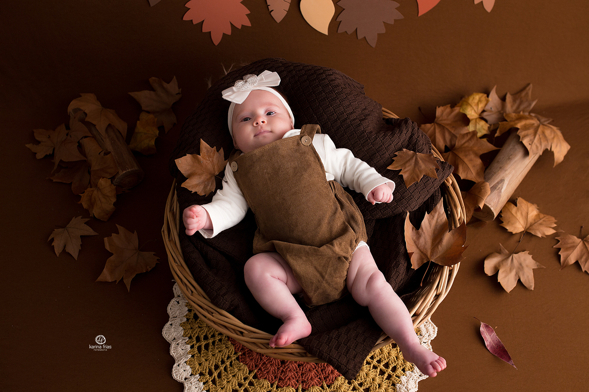 a menina esta no cenario de outono