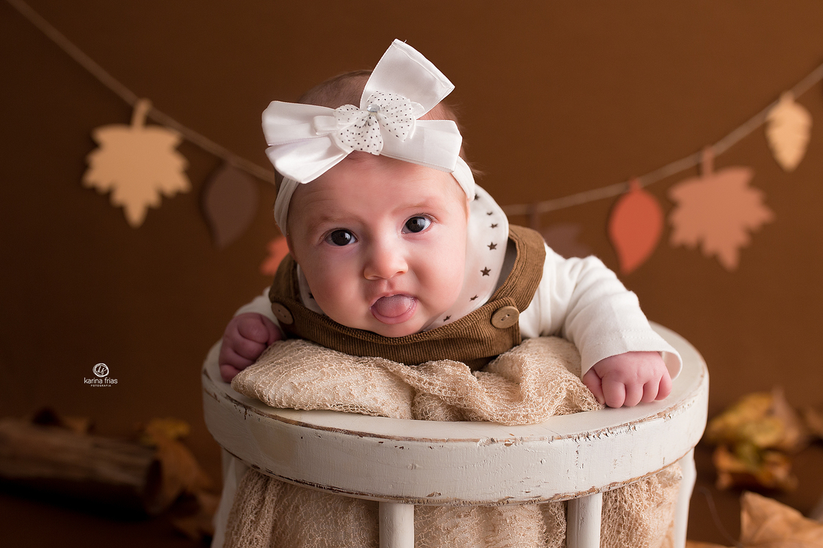 no ensaio mensal a bebe mostra a lingua