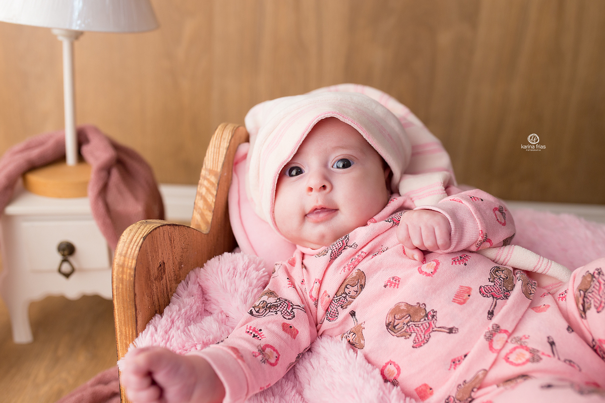 no ensaio de acompanhamento mensal a bebe esta deitada na caminha