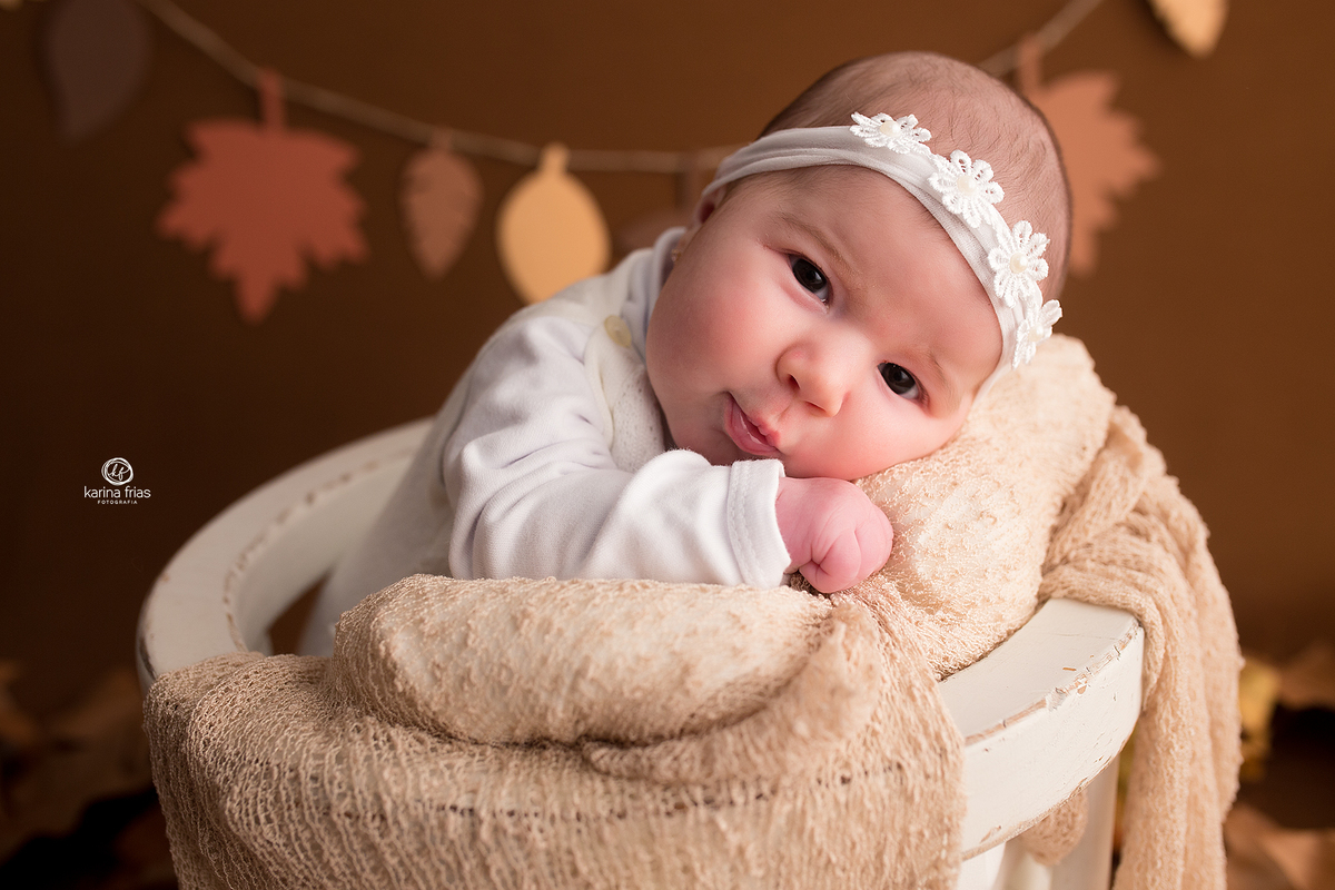 a bebe olha para a fotografa de familia de caxias do sul, karina frias