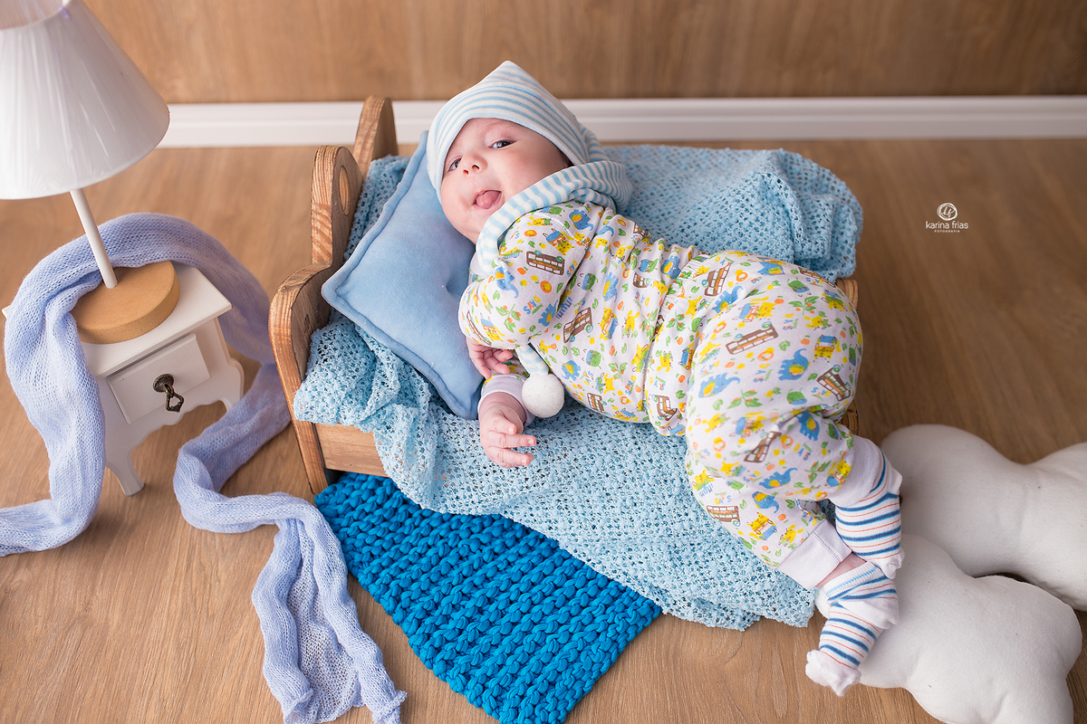 o bebe olha de lado para a fotografa de familia de caxias do sul, karina frias