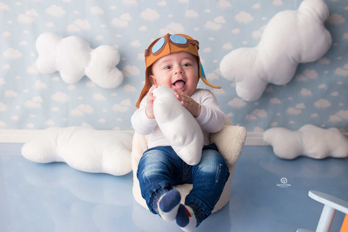 o menino sorri para a fotografa de bebes de caxias do sul, karina frias