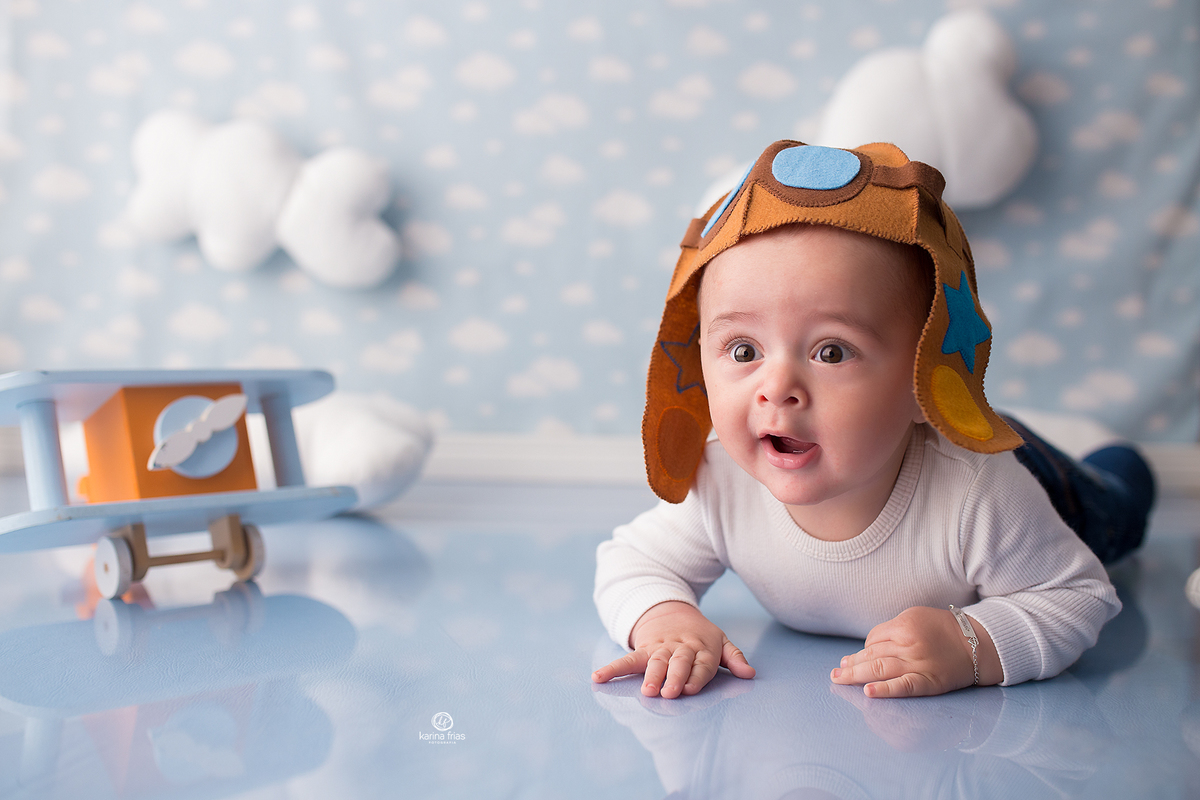 no ensaio infantil o bebe esta de bruços