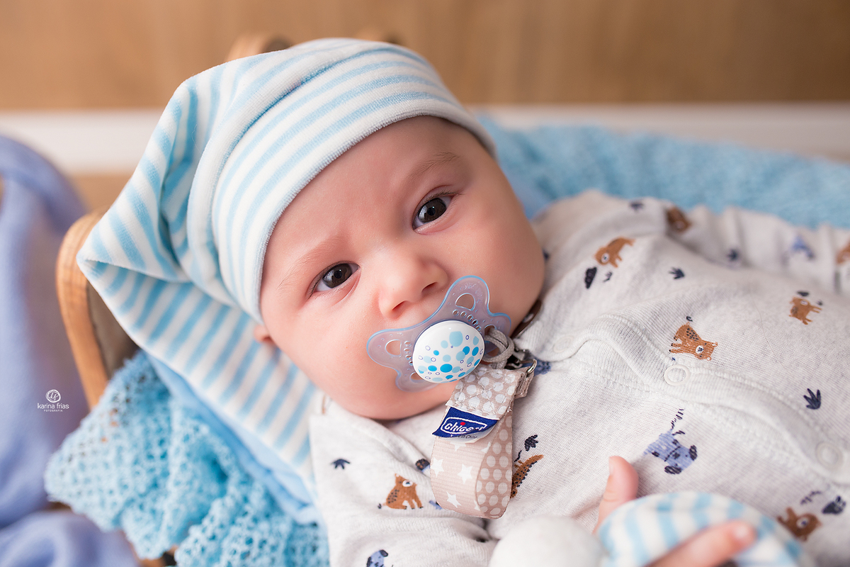 o menino olha para a fotografa de bebes de caxias do sul, karina frias
