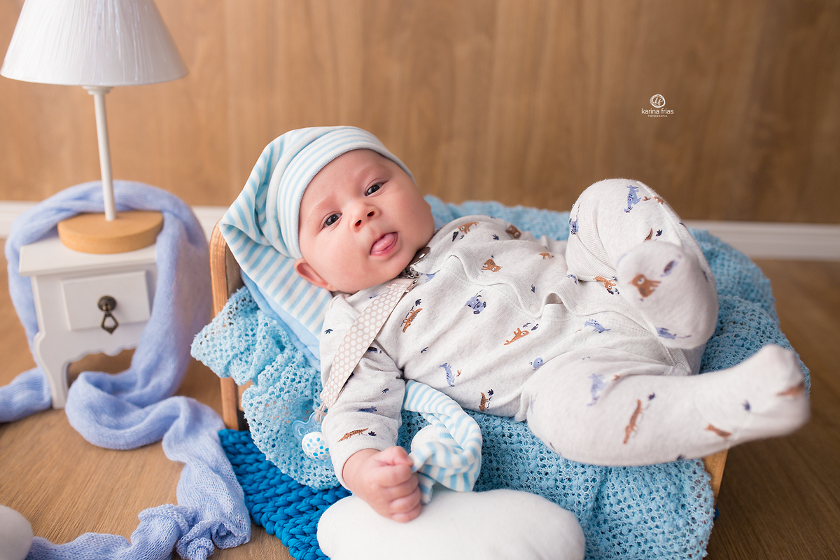o menino mostra a lingua no acompanhamento mensal de bebes