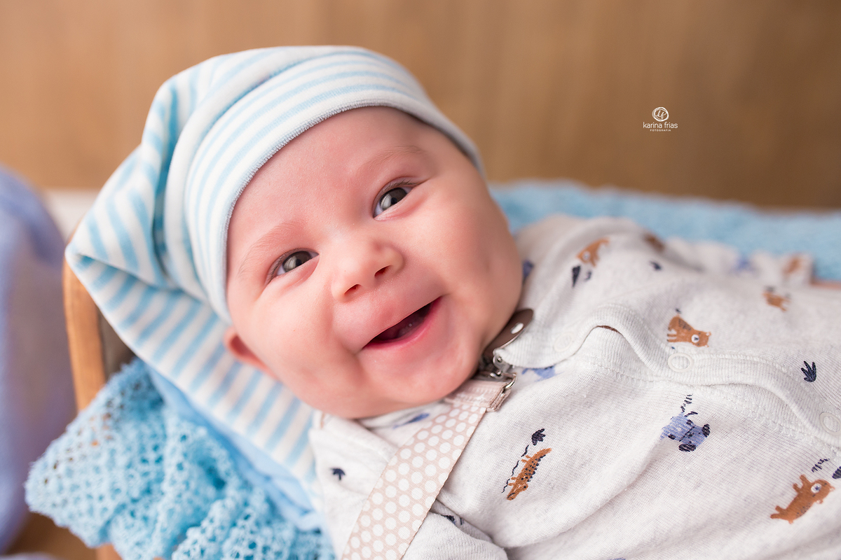 o bebe sorri durante fotos de acompanhamento mensal