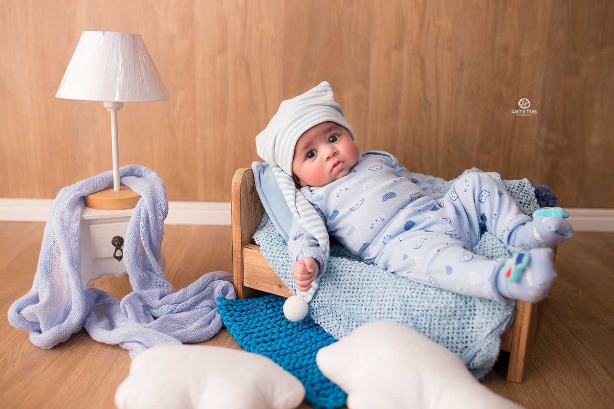 o menino esta deitado na cama para a sessão de acompanhamento mensal