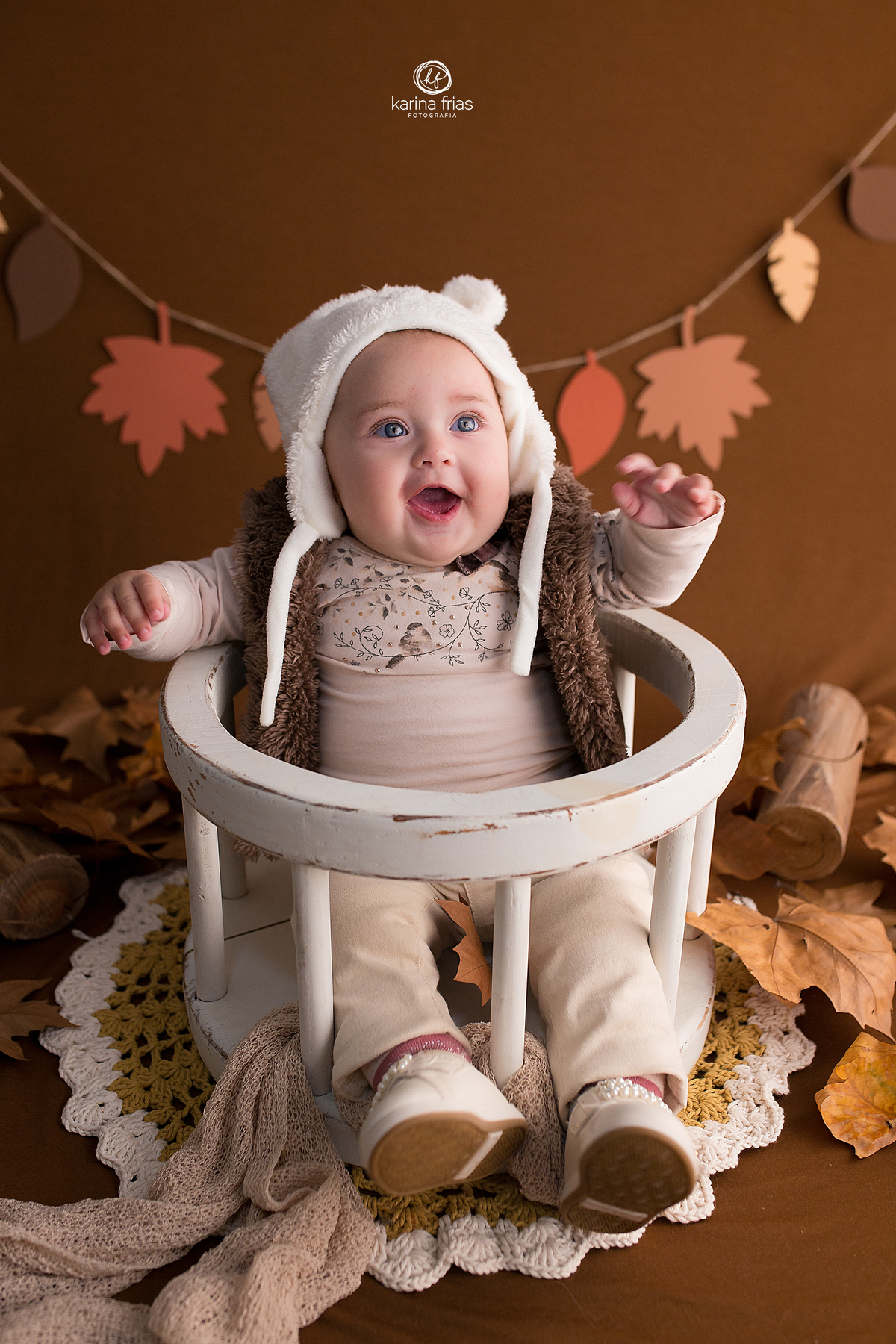 no ensaio infantil a menina esta no cenario de outono