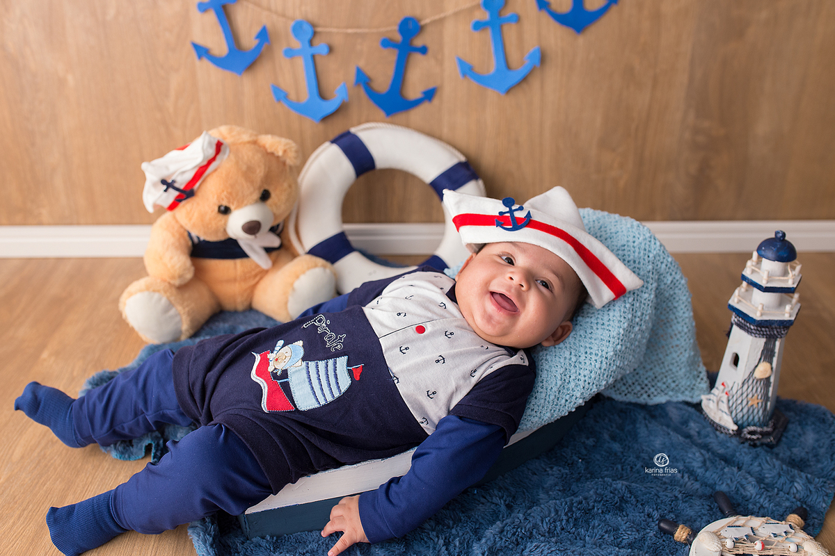 o menino sorri na sessão de acompanhamento mensal