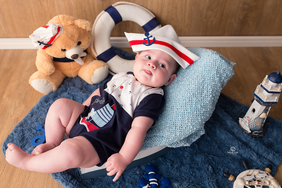 no ensaio infantil o bebe mostra a lingua