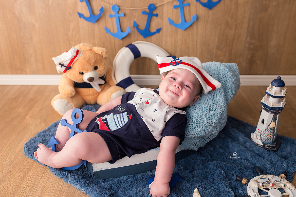 o menino sorri para a fotografa de bebes de caxias do sul, karina frias
