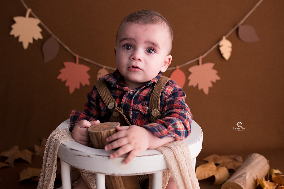o menino olha para a fotografa de caxias do sul, karina frias