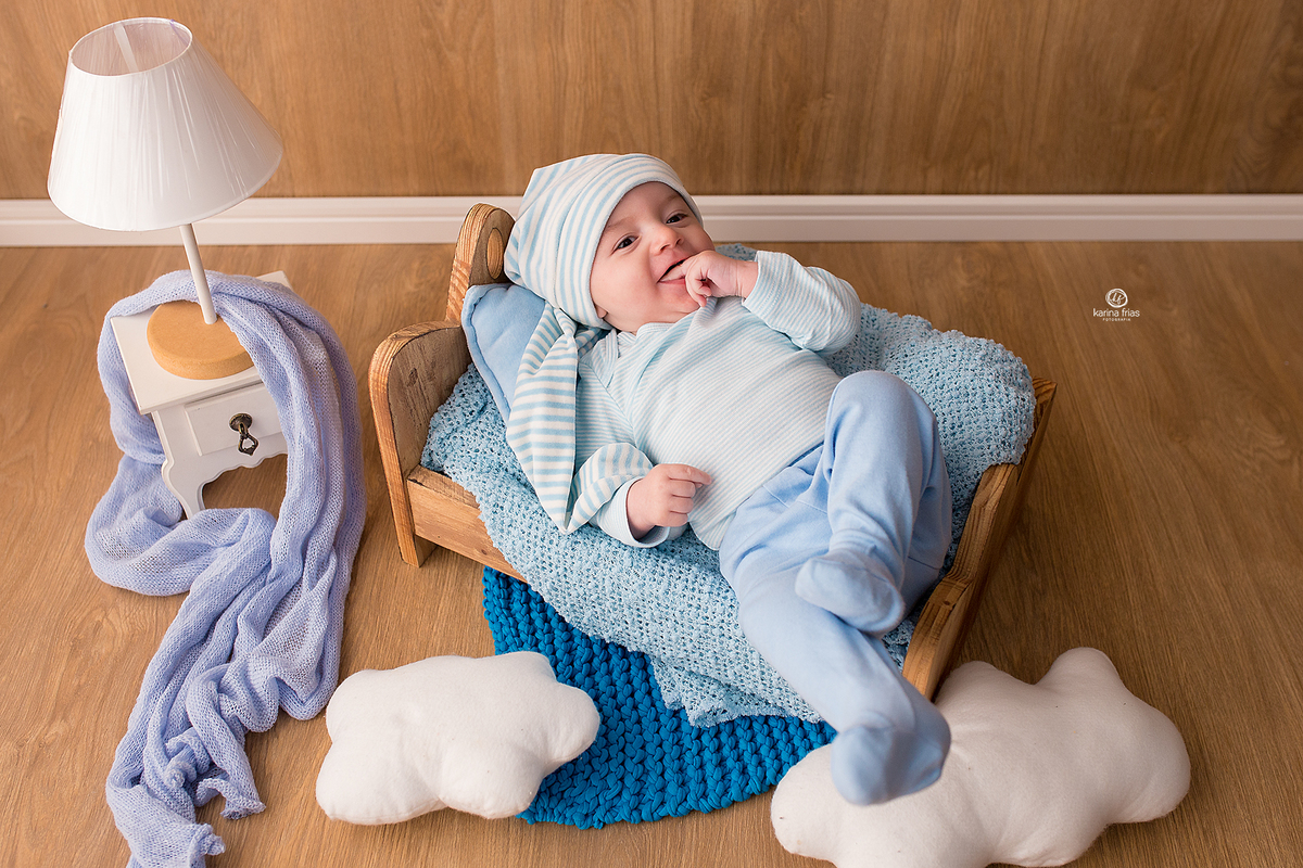 o menino esta deitado na caminha