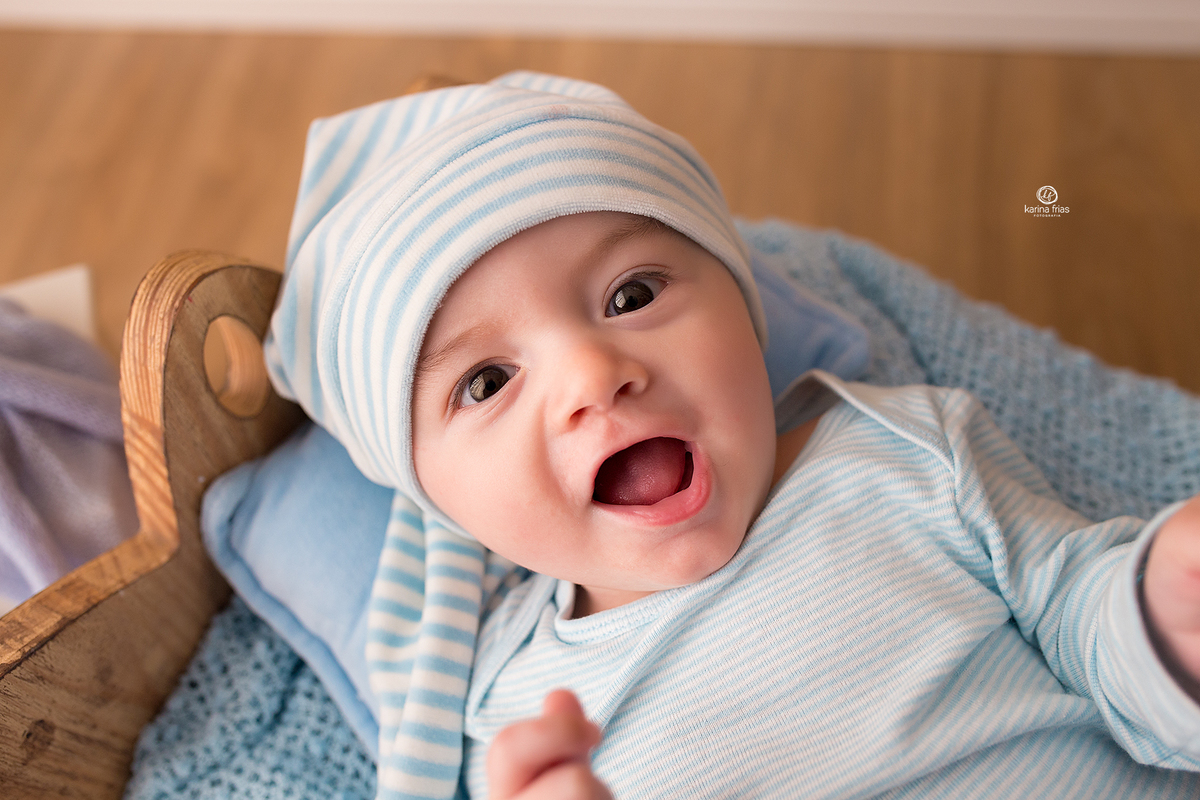 o menino sorri para a fotografa de bebes de caxias do sul, karina frias