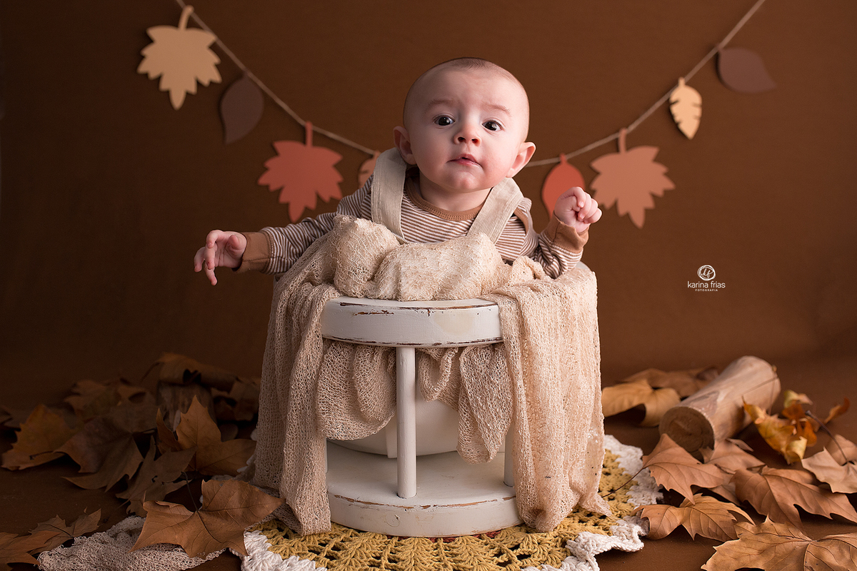 o bebe se ergue para as fotos mensais
