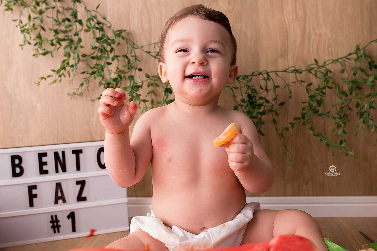 o bebe segura a fruta para o ensaio de smash the fruit