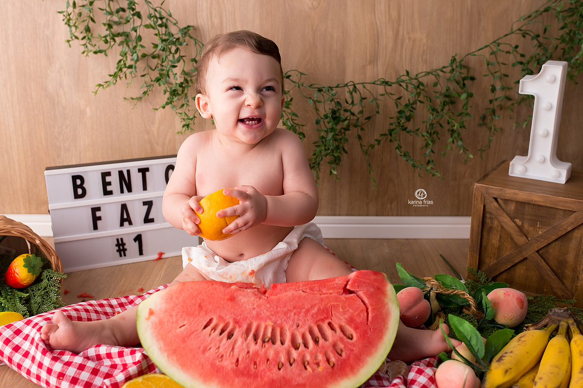 o menino sorri para a fotografa de bebes de caxias do sul, karina frias