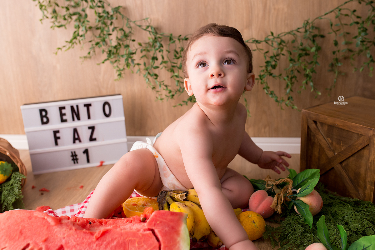 no ensaio smash, o bebe brinca